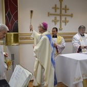 Bp Piotr Libera poświęcił ołtarz i tabernakulum w nowej kaplicy na lotnisku