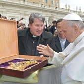 Papież Franciszek błogosławi korony dla obrazu Matki Bożej w parafii w Popowie Kościelnym (diecezja płocka)