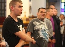 Denis w czasie wspólnej modlitwy w kościele w Bulkowie k. Płocka
