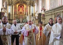 Bp Kazimierz Górny poprowadził procesję maryjną w klasztornych krużgankach