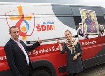 Agnieszka Niszczak i Krzysztof Kowalczyk - kustosze symboli ŚDM w diecezji płockiej