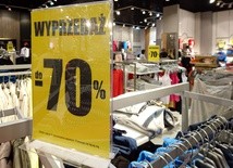 Sprzedaż ubrań i butów w Polsce przez wirusa spadła o 6 mld zł
