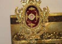 Kradzieże prawdziwych relikwii i sprzedaż „fałszywek” w sieci