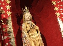 Cudowna figura Matki Bożej Brzemiennej, którą od 1498 roku opiekują się bernardyni, koronowana w 1755 roku