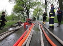 Śląskie. 76 interwencji strażackich w związku z opadami i silnym wiatrem