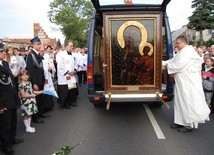 Wzruszający moment powitania Jasnogórskiego obrazu przy klasztorze mniszek Klarysek Kapucynek