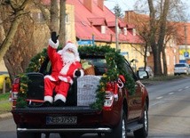 Mikołaj w Starym Polu podróżuje... pickupem