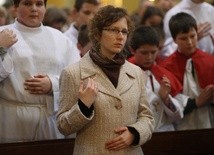 Znak krzyża to nie pusty rytuał. Oznacza chęć rozpoczęcia w imię Trójjedynego Boga....