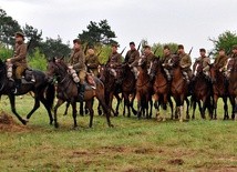 W czasie rekonstrukcji historycznej w Arcelinie przypomniano o brawurowej szarży kawalerii na koniach, która rozstrzygnęła o losach słynnej bitwy