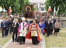 Obraz Jasnogórski witany w progach parafialego kościoła pw. św. Wojciecha, otoczony tłumem wiernych