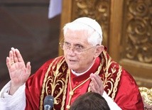 Tornielli: Sześć lat po rezygnacji Benedykt XVI nadal towarzyszy Kościołowi