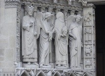 Zdobienia na zewnątrz paryskiej katedry Notre Dame