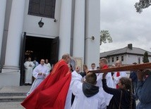 Powitanie znaków i wprowadzenie ich do kościoła parafii pw. św. Katarzyny Aleksandryjskiej