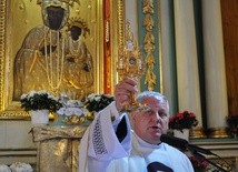 Ks. proboszcz Wojciech Iwanowski ukazuje relikwie św. siostry Faustyny - sekretarki Bożego Miłosierdzia