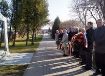 Złożenie kwiatów na grobie senator Janiny Fetlińskiej, w 5. rocznicę katastrofy smoleńskiej. Cmentarz komunalny w Ciechanowie
