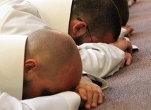 Prostracja - jeden z najmocniejszych znaków podczas święceń