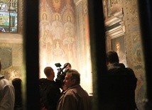 Dziennikarze zwiadzają kaplicę królewską w katedrze. Tu wkrótce ma się ropocząć remont