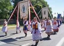 Barwana asysta procesyjna ciechanowskich parafii, szczególnie widoczna i podziwiana w uroczystość Bożego Ciała