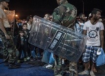 Ewakuacja migrantów protestujących na wyspie Lesbos