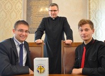 Damian Kwiatkowski i Piotr Perłowski - stypendyści Dzieła Nowego Tysiąclecia z Płocka, wraz z ks. Andrzejem Krasińskim, koordynatorem diecezjalnym ds. przyznawania i realizacji stypendiów edukacyjnych fundacji Dzieło Nowego Tysiąclecia