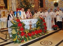 - Boże Narodzenie to cudowny czas, aby zacząć kochać na nowo; błogosławiona chwila, aby odnaleźć zagubiony skarb miłości Boga - mówił bp Piotr Libera w Płońsku