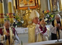 Bp Roman Marcinkowski udzielił błogosławieństwa relikwiami św. Jana Pawła II