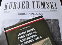 Uczestnicy promocji książki otrzymali reprodukcję okładki "Kuriera Płockiego" z 1930 roku, wydanego w 10. rocznicę obrony miasta przed bolszewikami