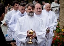 Tysiąc szafarzy Komunii św. na ogólnopolskiej w pielgrzymce na Święty Krzyż