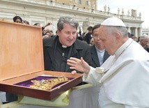 Papież Franciszek pobłogosławił koronę dla obrazu Matki Bożej Popowskiej 4 marca w Watykanie