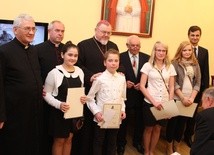 Doroczna uroczystość wręczenia stypendiów Stowarzyszenia Pontyfikat Jana Pawła II odbyła się w sali papieskiej Muzeum Ziemi Zawkrzeńskiej w Mławie