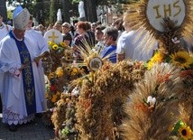 Bp Roman Marcinkowski poświęcił kilkanaście wieńców dożynkowych z rejonu żuromińskiego