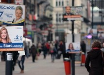 Polacy coraz bardziej lubią demokrację