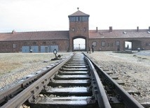 73 lata temu Niemcy rozpoczęli deportacje warszawiaków do Auschwitz