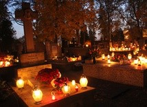 Msze św. i procesje na warszawskich cmentarzach