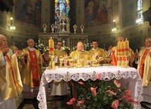 Wspólna Eucharystia księży biskupów jubilatów i ich kolegów kursowych - rocznika 1965