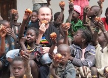 "Wyślij pączka do Afryki" w tym roku tylko przez internet. Jak można pomóc?