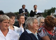 Wzruszenie na twarzach i w sercach są widoczne zwłaszcza, gdy obraz Matki Bożej jest witany i żegnany w parafii. Na zdjęciu nawiedzenie obrazu Matki Bożej Częstochowskiej w parafii św. Andrzeja Boboli w Skierkowiźnie