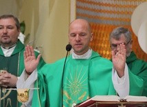 Ks. Adam Gałązka w czasie Mszy św. w swojej rodzinnej parafii pw. św. Piotra Apostoła w Ciechanowie