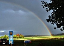 Najpierw ulewa i piękna tęcza na powitanie Matki Bożej w znaku ikony Jasnogórskiej