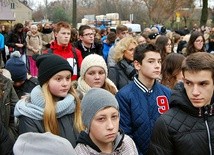 Uczestnicy marszu milczenia przeszli ulicami miasta z rynku na dworzec kolejowy, gdzie 73 lata temu tysiące Żydów wepchano do bydlęcych wagonów, które dojechały do obozu koncentracyjnego Auschwitz