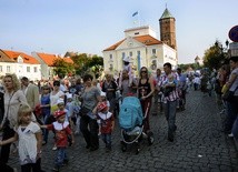Pułtuski rynek - najdłuższy w Europie, łączący bazylikę kolegiacką z zamkiem biskupów płockich - jest miejscem wielu spotkań o charakterze kulturalnym i religijnym