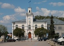 Urząd miasta na placu Jana Pawła II w Ciechanowie