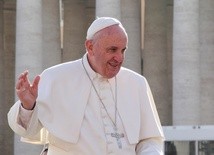 Prasa: Papież wysłał wino strażakom, którzy uwolnili go z windy