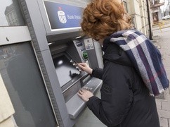 Niemal połowa polskich "zetek" i millenialsów żyje od wypłaty do wypłaty