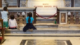 Rzym: przy grobie Jana Pawła II przypomniano, że Królestwo Boże to każdy człowiek