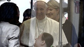 Papież: moraliści mają iść z ludźmi, a nie tylko grozić palcem