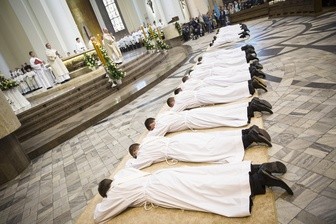 Ks. dr Persidok: diakon, prezbiter i biskup przyjmują ten sam sakrament święceń