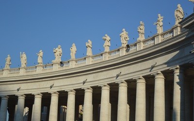 Zwieńczeniem słynnej kolumnady Berniniego są figury świętych. Plac św. Piotra w Watykanie