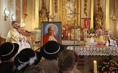 Zapalone świece znakiem wspólnoty w 15. rocznicę śmierci Jana Pawła II