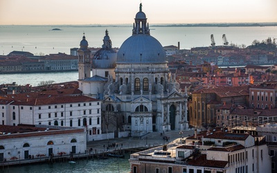 Rozpoczęła się instalacja barier chroniących bazylikę w Wenecji przed zalaniem